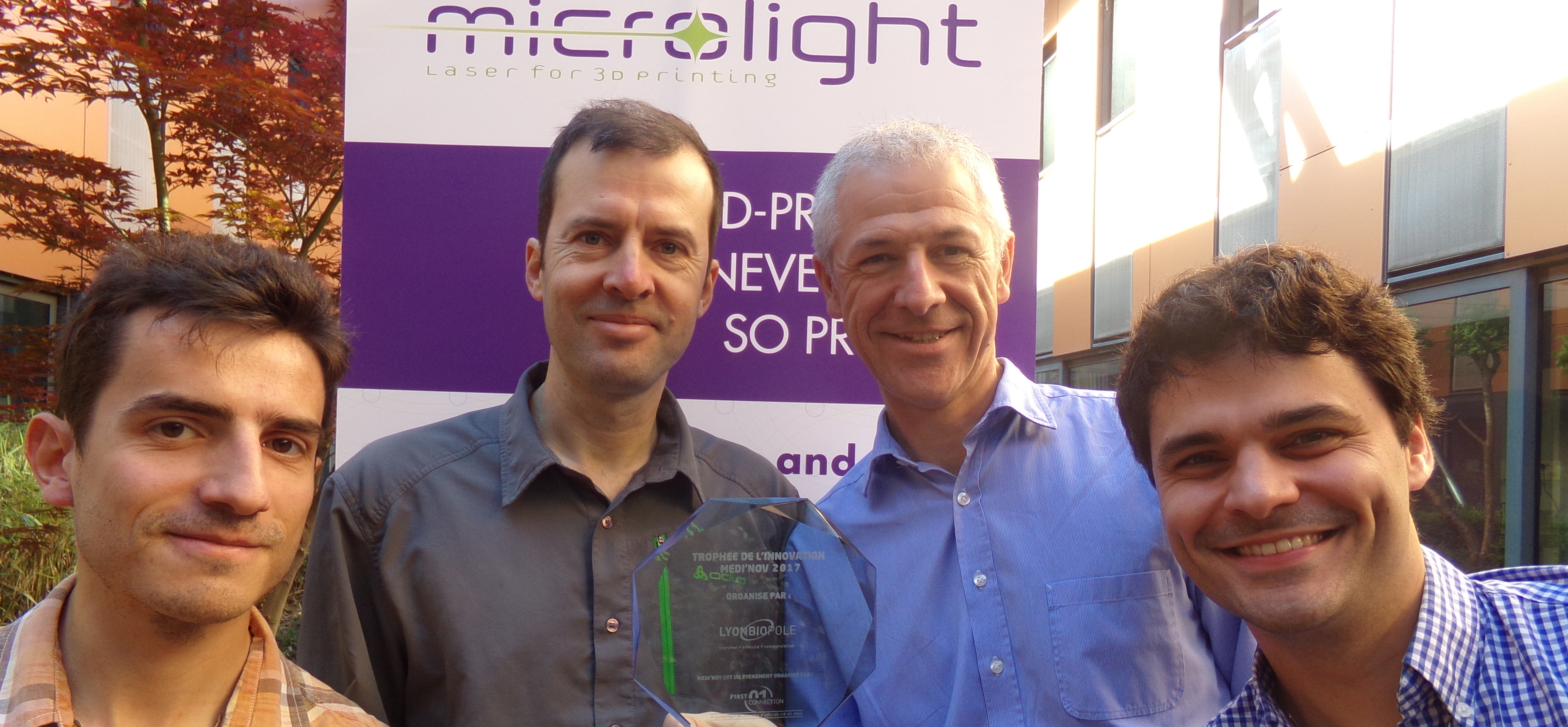 L'équipe Microloght 3 D posant avec le trophée de l'innovation Médi'nov en avril 2017