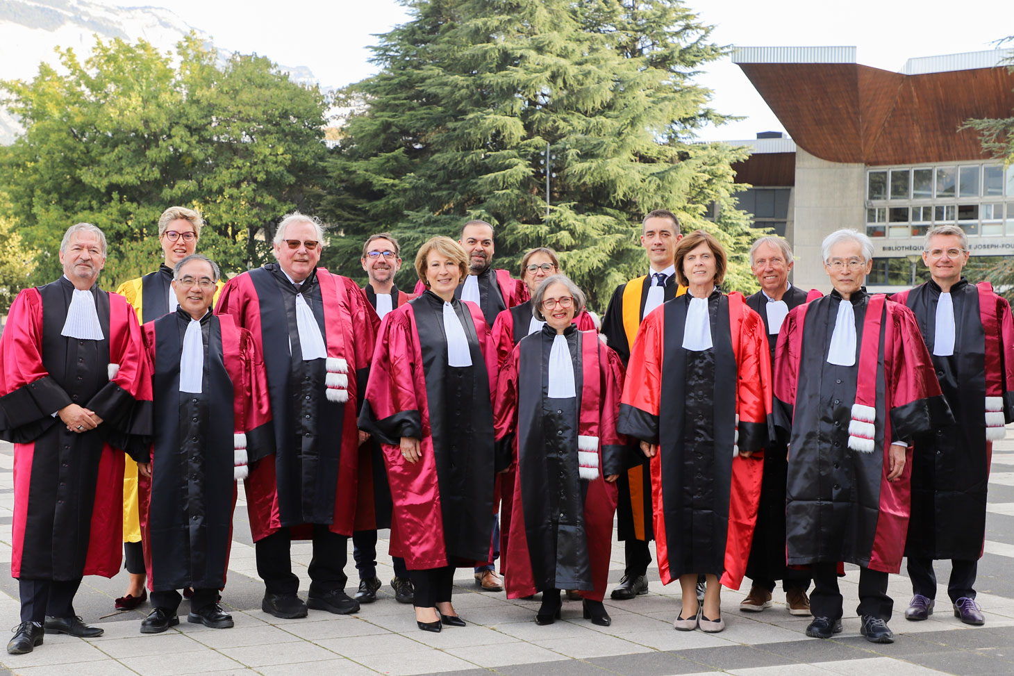 Les nouveaux Docteurs Honoris Causa de l’UGA entourés de leurs parrains ou marraines et de Caroline Bertonèche, présidente du conseil académique de l’UGA.