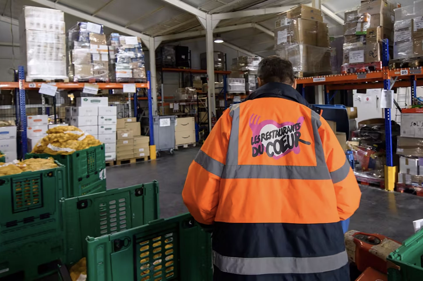 Les Restos du Cœur, qui a distribué 163 millions de repas au cours de la campagne 2023-2024, compte près de 700 salariés et plus de 75 000 bénévoles réguliers. Obatalaphotography/Shutterstock