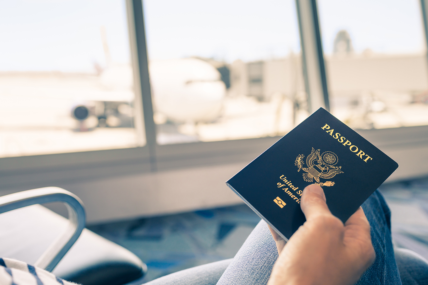 Un étudiant dans un aéroport