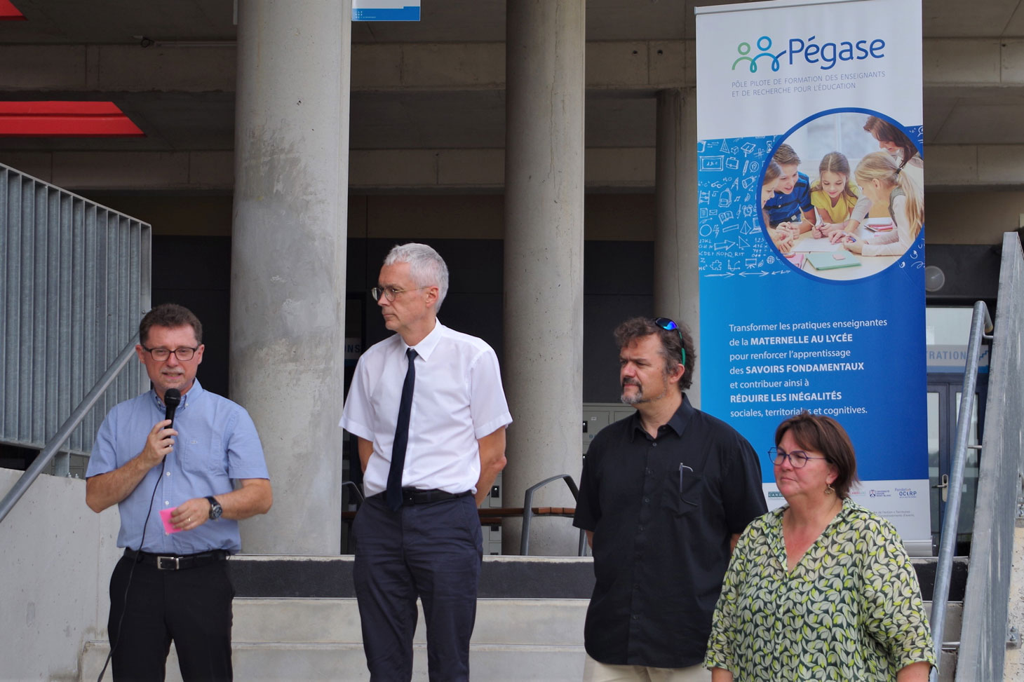 De g. à d. : Christophe Gimeno, principal du collège Barbusse, Pascal Clément, directeur académique des services de l'éducation nationale de la Drôme, Jérôme Clerc, professeur UGA et directeur de Pégase, Pascale Rochas, conseillère départementale de la Dr