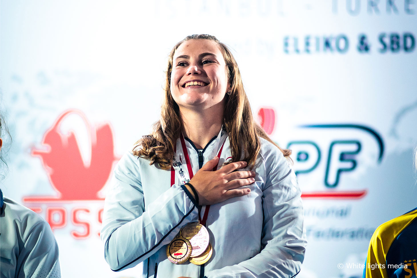 La médaille d’or de Clara Peyraud aux championnats du monde juniors de force athlétique à Istanbul © White lights media