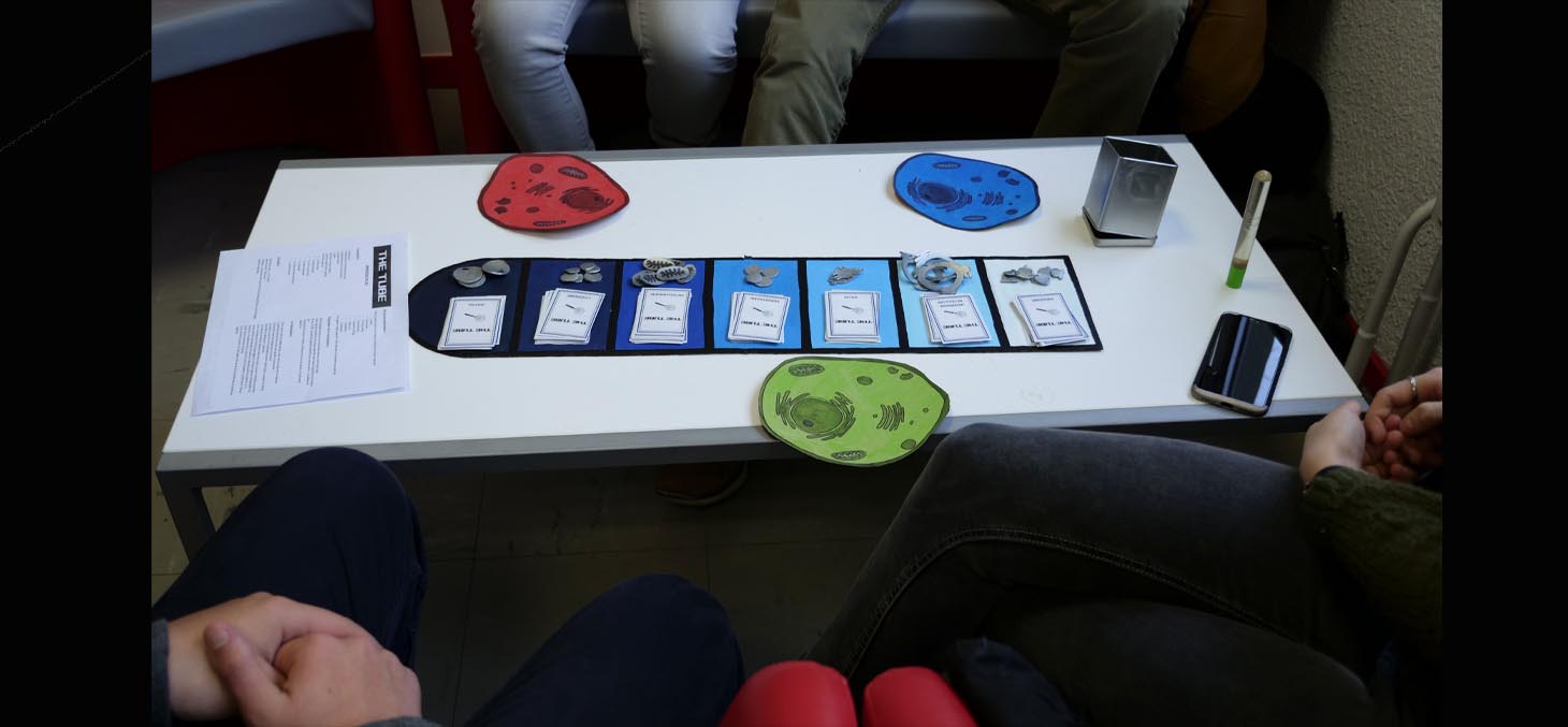 les étudiants de biologie créent un jeu à partir d'un tube à essai