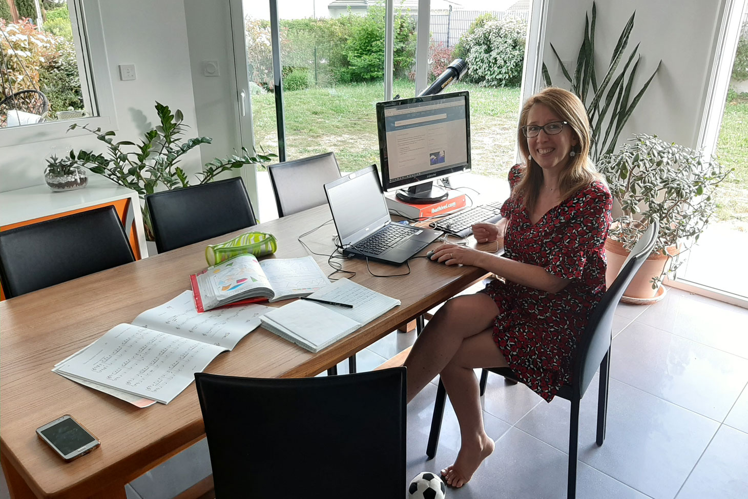 Pascale dans son salon transformé en espace de travail partagé avec son fils de 7 ans
