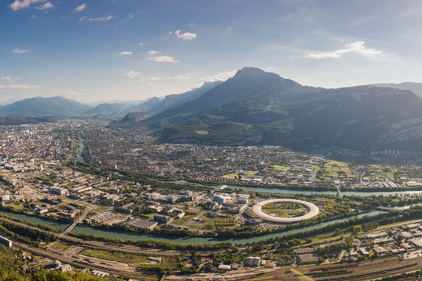 Vue panoramique de la ville de Grenoble et de la Presqu’île scientifique. © Pierre Jayet