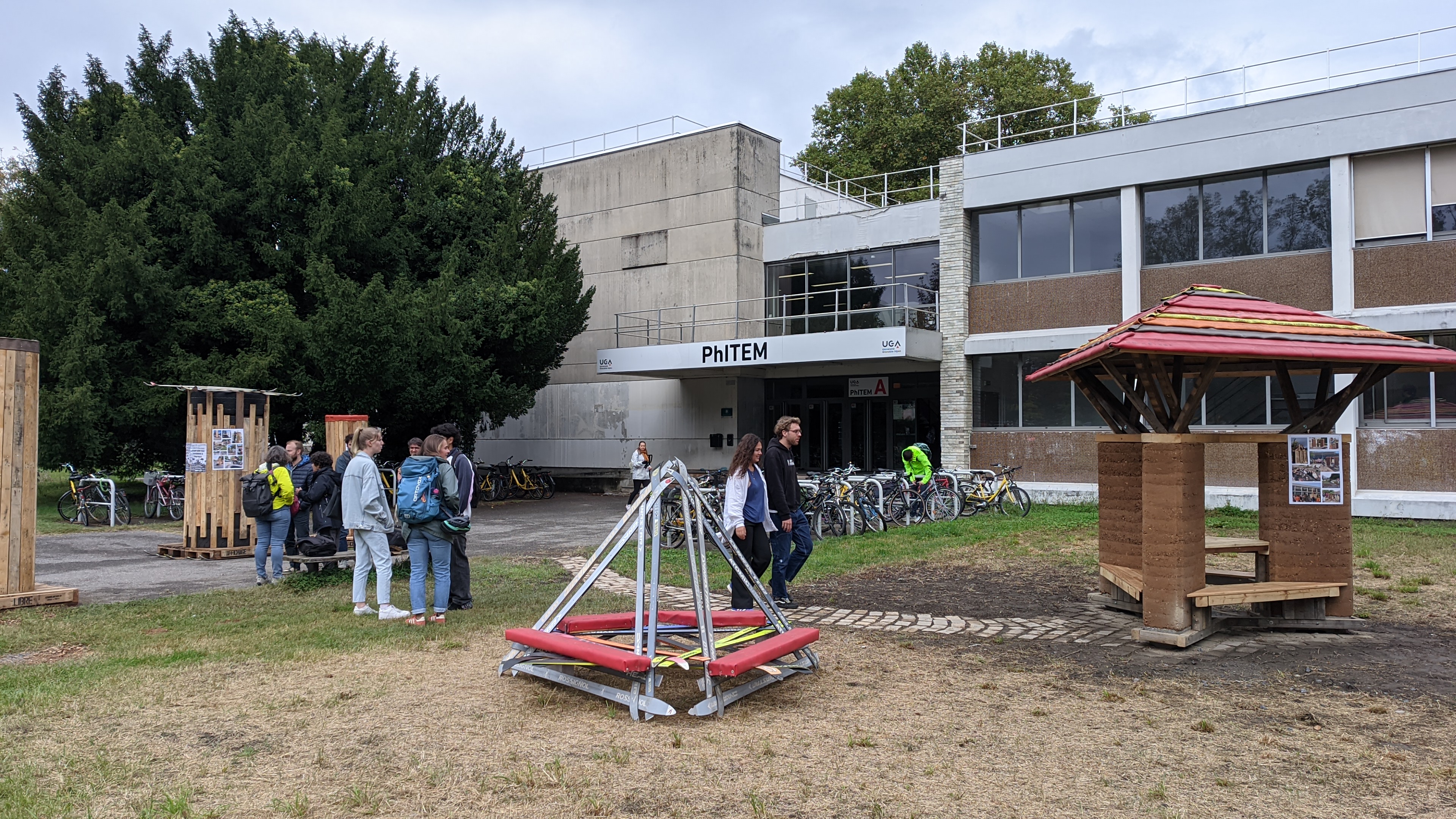 Des colonnes Morris en matériaux de réemploi pour un campus communicant et responsable !