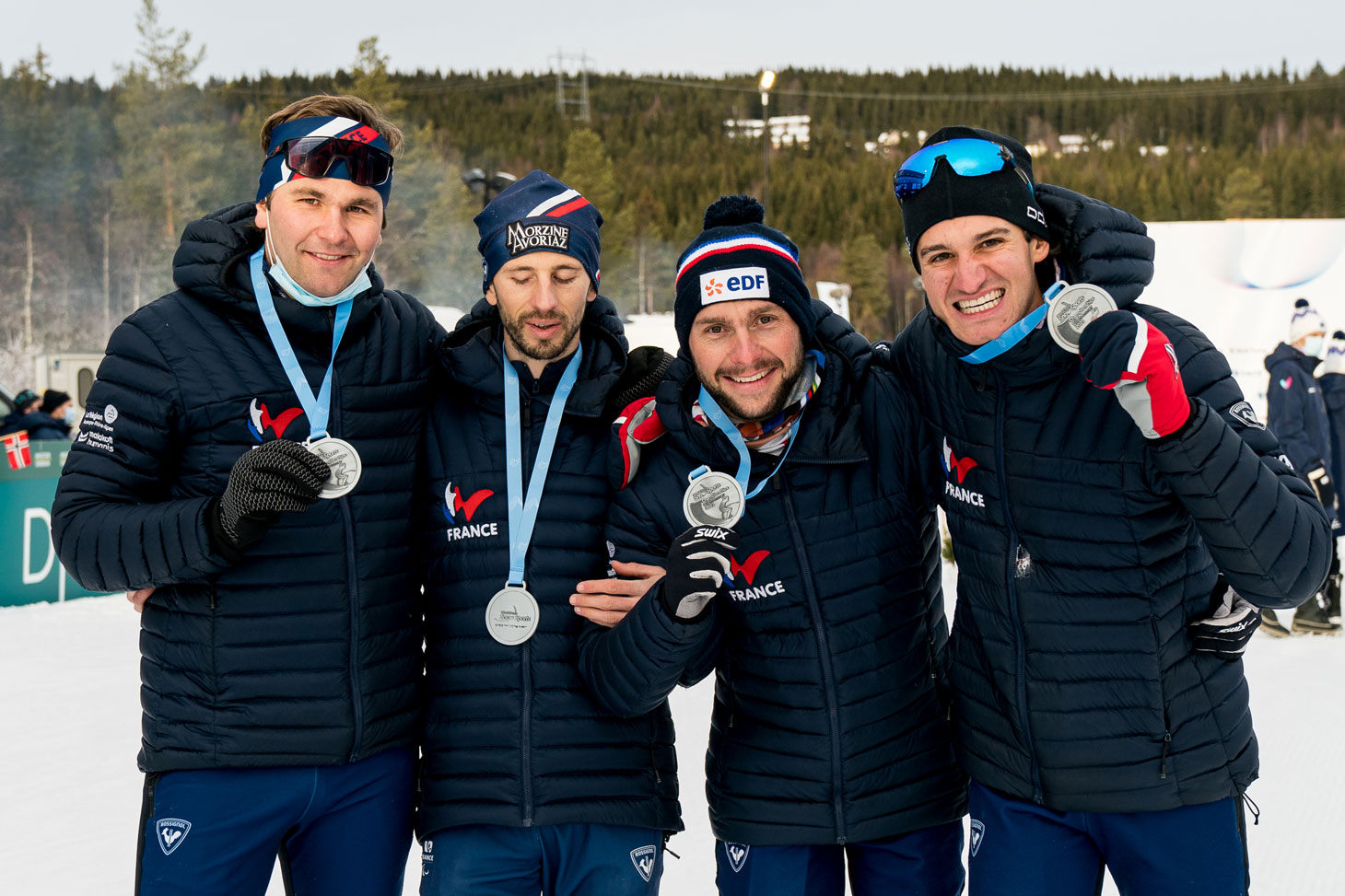 La médaille d’argent du relais tricolore aux championnats du monde des parasports d’hiver 2022 © FFH - L. Percival La médaille d’argent du relais tricolore aux championnats du monde des parasports d’hiver 2022 © FFH - L. Percival