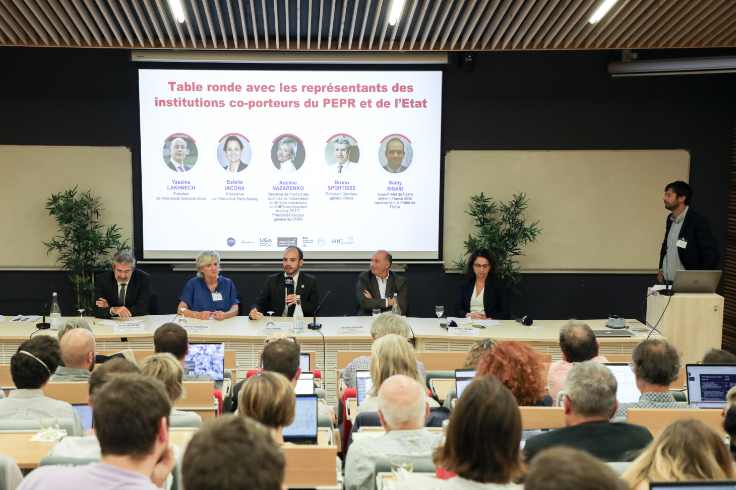 Table ronde réunissant Yassine Lakhnech, président de l’UGA, Estelle Iacona, présidente de l’Université Paris-Saclay, Adeline Nazarenko, directrice de l’INS2I du CNRS, Bruno Sportisse, président-directeur général d’Inria et Samy Sisaid, Sous-préfet de l’Isère référent France 2030