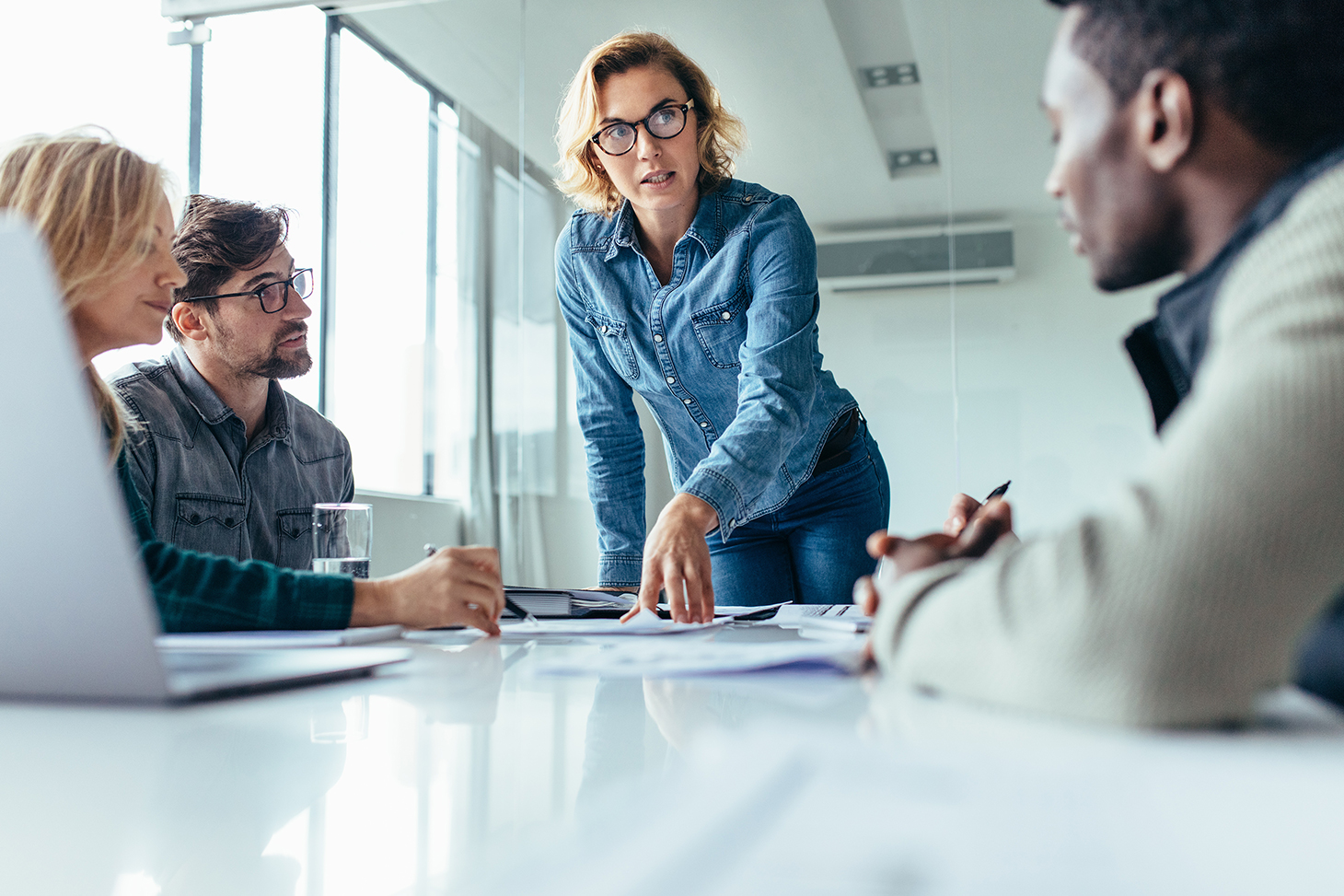 Des chercheurs participent à une réunion dans les locaux de l'université