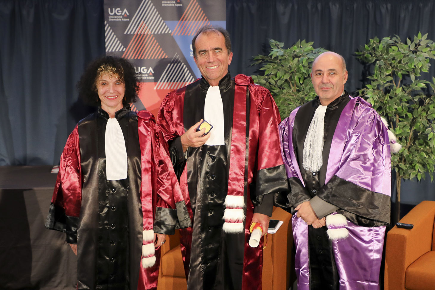 Roberto Zanino entouré de sa marraine, Brigitte Plateau et du président de l’UGA Roberto Zanino entouré de sa marraine, Brigitte Plateau et du président de l’UGA