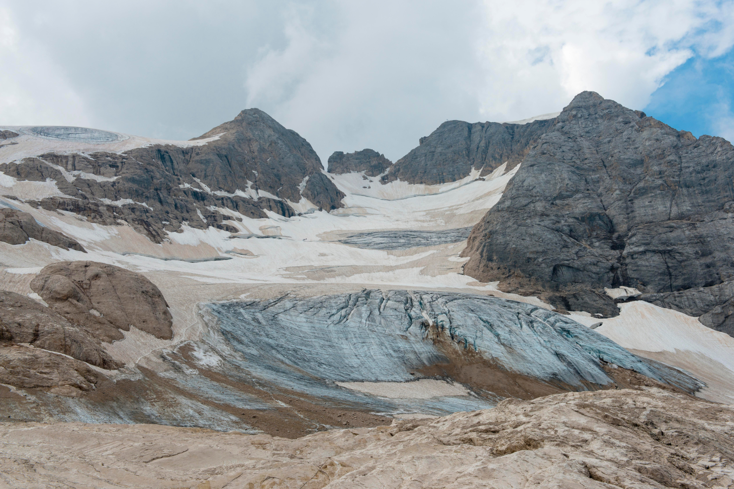 Glacier de la montagne de Marmolada, la plus haute des Dolomites. Il s'est effondré le 3 juillet 2022, un jour après qu'une température record de 10 degrés Celsius (50 degrés Fahrenheit) ait été enregistrée au sommet. Shutterstock