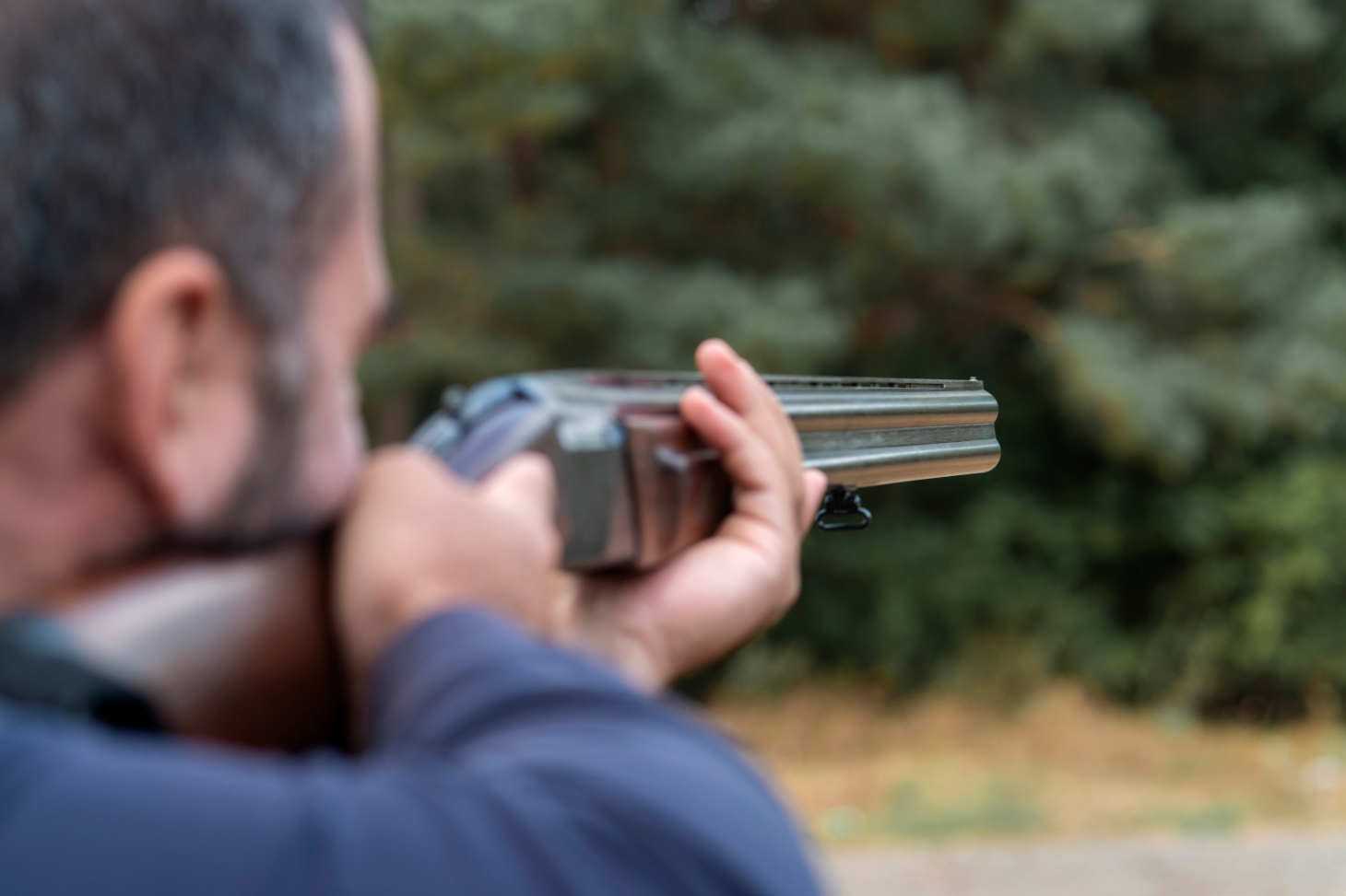 La consommation d'alcool ou de stupéfiants durant la chasse rend la pratique dangereuse y compris pour les chasseurs. Shutterstock