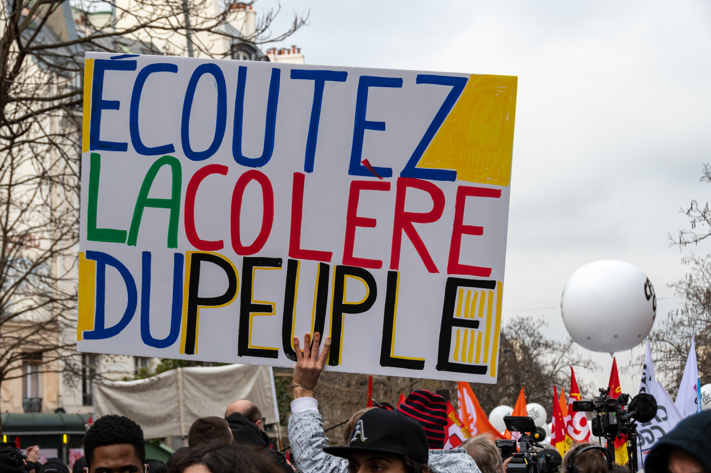 Paris, 11 février 2023 - Des manifestants lors d'une marche syndicale contre la réforme des retraites - Shutterstock