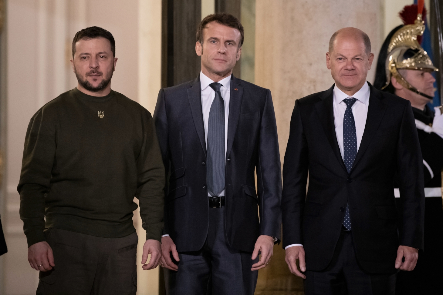 Volodymyr Zelensky accueilli par Emmanuel Macron et Olaf Scholz à son arrivée à l’Élysée le 8 février 2023 - Shutterstock