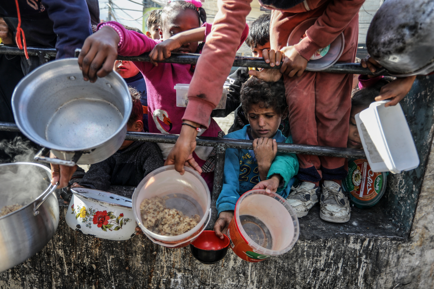 Des Palestiniens déplacés attendent une distribution de nourriture par une organisation caritative dans la bande de Gaza -  Shutterstock