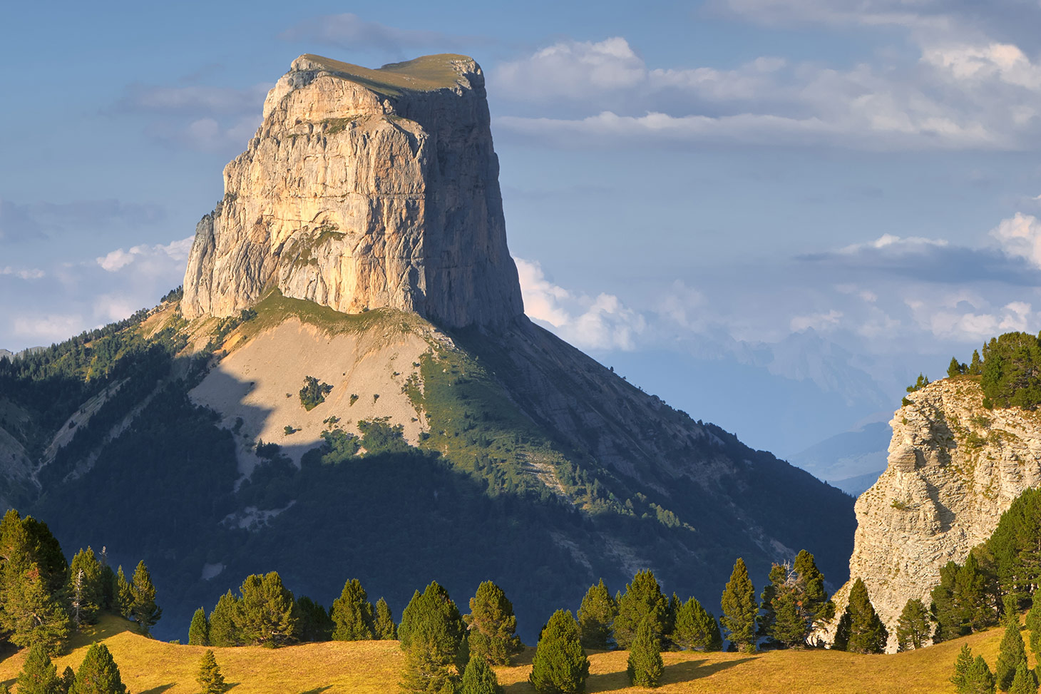 Les alentours du Mont Aiguille, auprès duquel les étudiantes et étudiants ont pu tester les équipements développés durant le workshop de la Semaine low tech - Shuttersctock