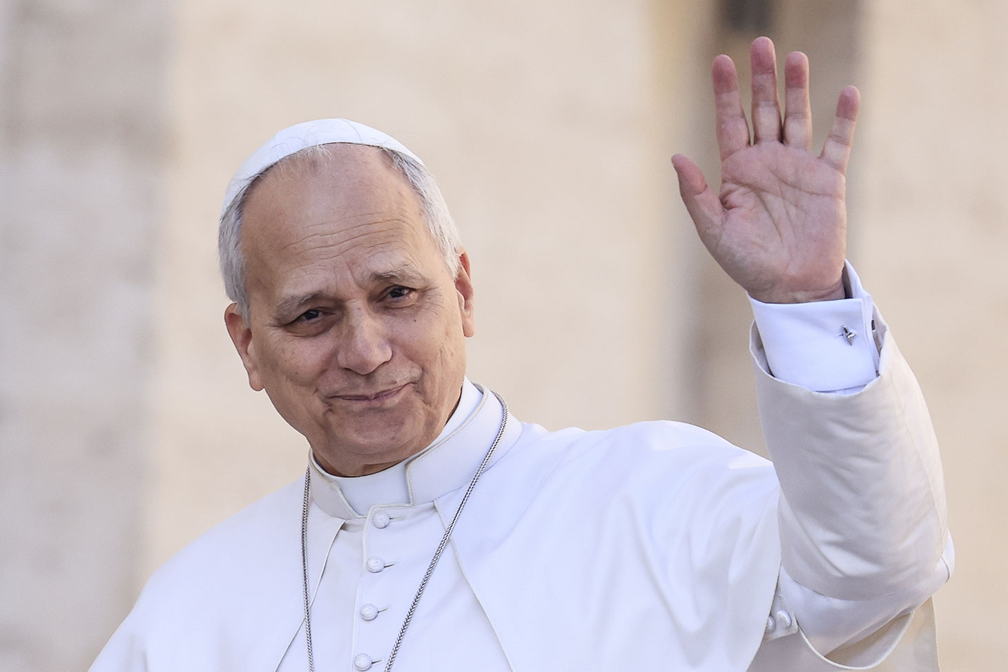 Le pape Léon XIV fait un signe aux fidèles alors qu'il arrive pour son audience générale hebdomadaire sur la place Saint-Pierre.au Vatican, le 18 mars 2026. Shutterstock