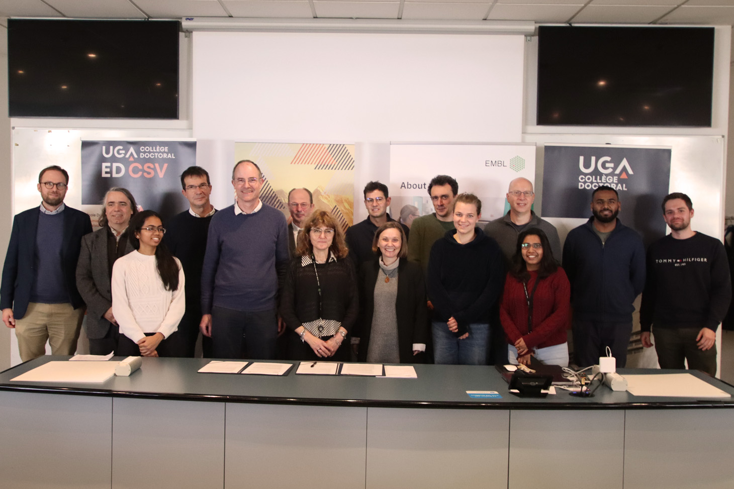 Les représentants de l'EMBL et de l'UGA fêtant le renouvellement de l'accord avec les chefs de groupe de l'EMBL Grenoble et les doctorants. Crédit : Xavier Oster/UGA