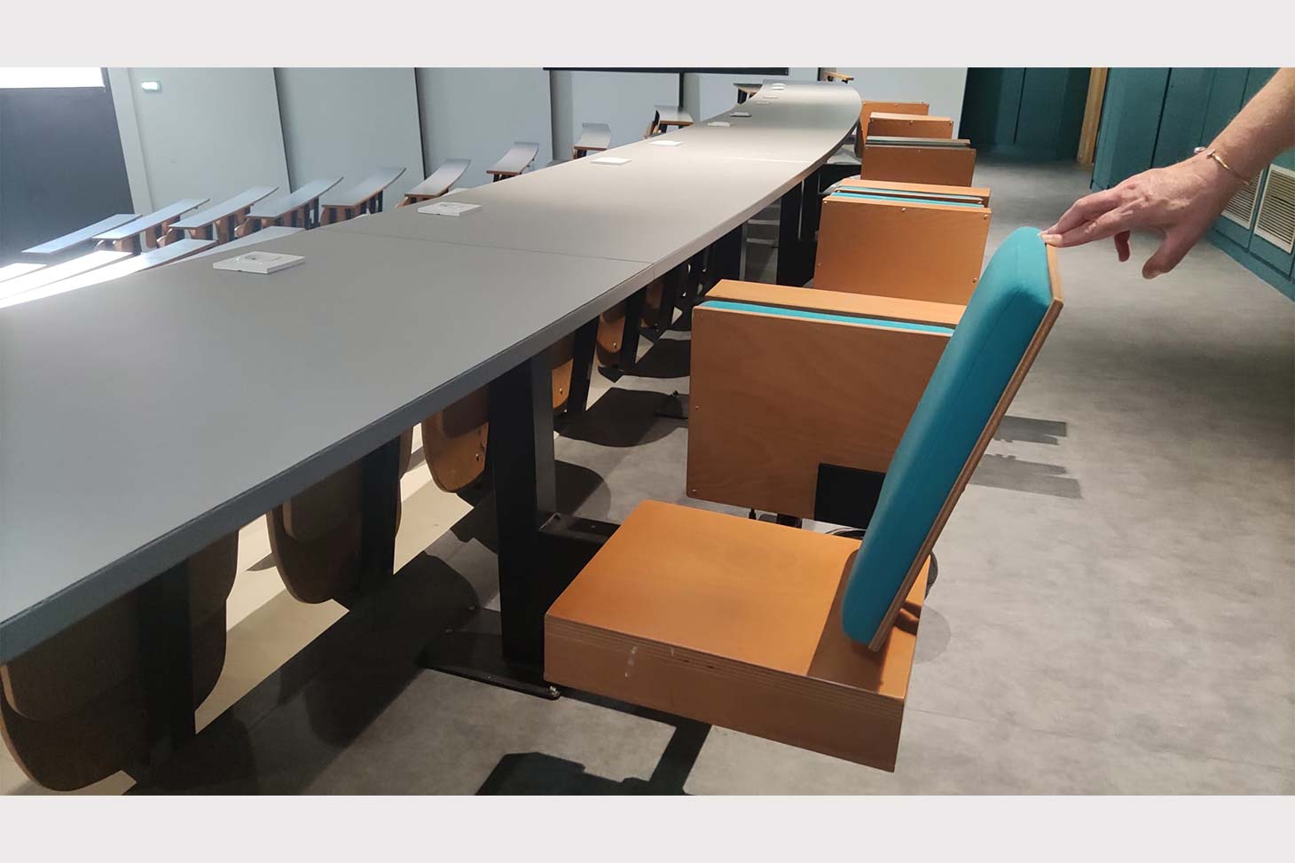 photo des strapontins de l'amphi G du batiment CLV