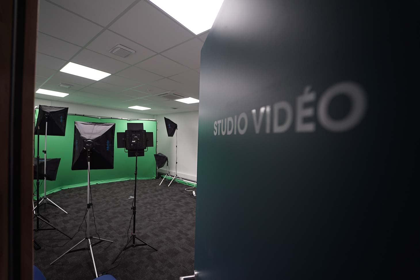 Entrez dans le studio vidéo de la DAPI, Direction d'Appui à la Pédagogie et à l'Innovation