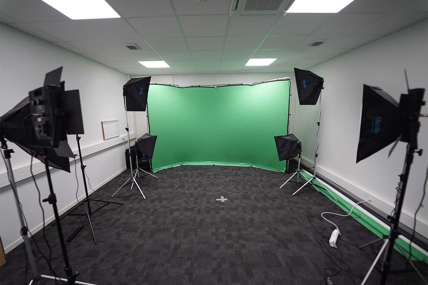 photo du studio video de la DAPI avec le fond vert et les lumières installées pour un tournage de vidéo pédagogique