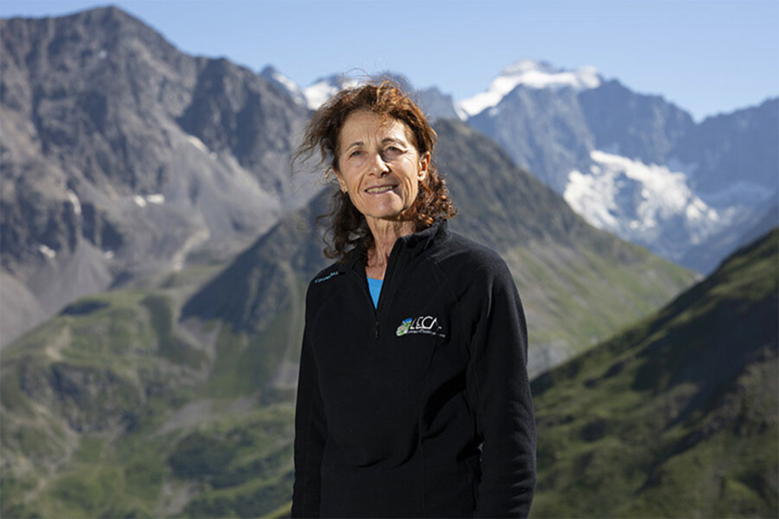 Sandra Lavorel, lauréate de la médaille d’or du CNRS 2023, au col du Lautaret, dans les Alpes françaises. © Hubert RAGUET / CNRS Images