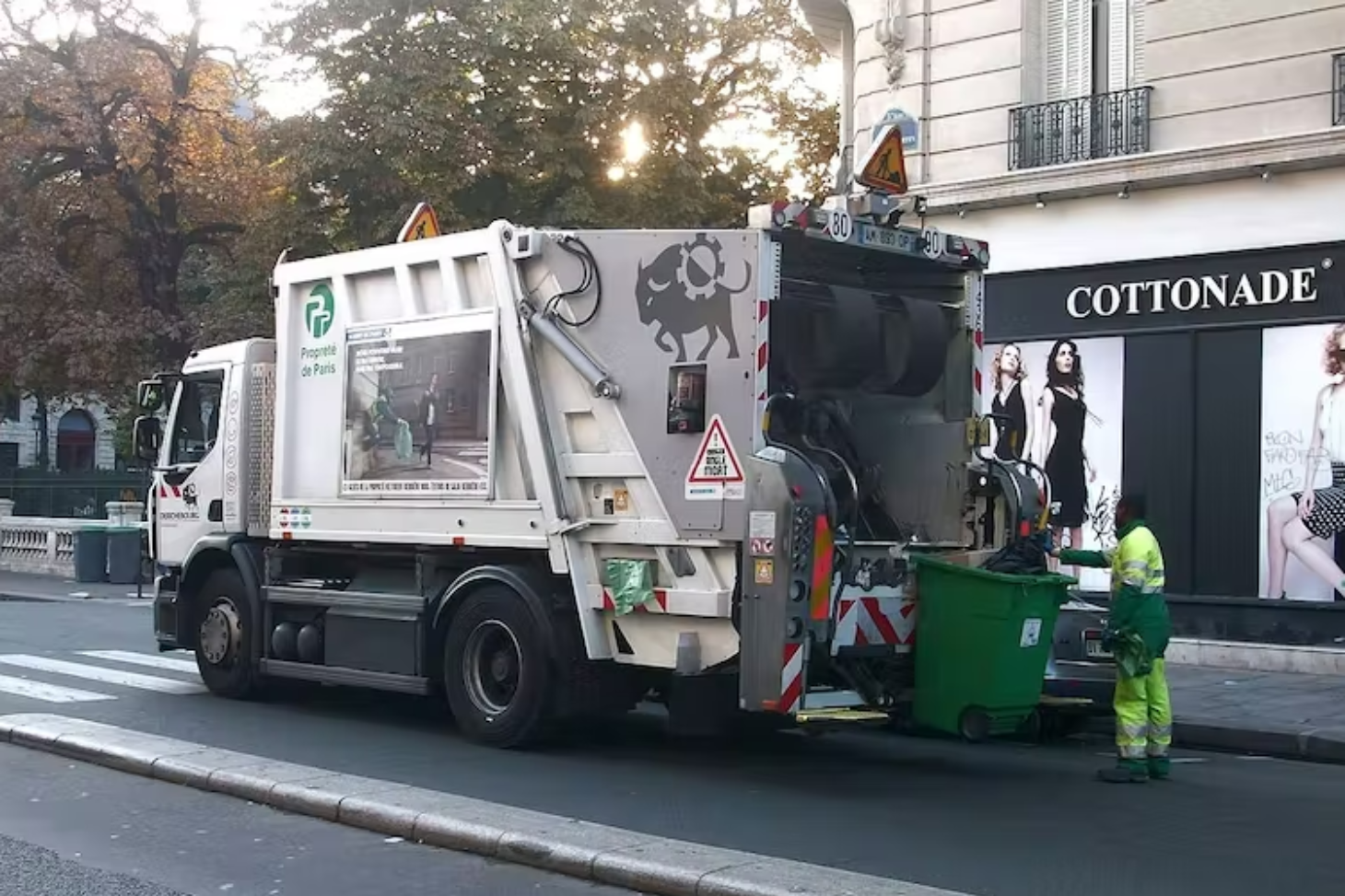 Durant une collecte de déchets, comme ici à Paris, la fréquence cardiaque d’un éboueur frôle le niveau considéré comme excessif. Wikimedia commons, CC BY-SA
