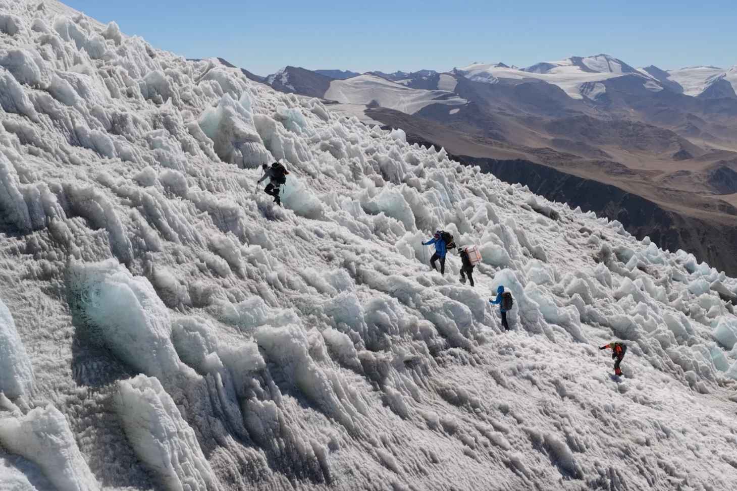 Ice coring expedition in the Pamir Mountains, Tajikistan © B. Delapierre
