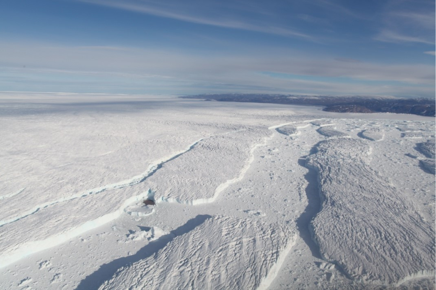 Le glacier Zachariæ Isstrøm en 2016, déchargeant des icebergs de plusieurs kilomètres de long dans l’océan. La fonte des plateformes du nord du Groenland pourrait participer significativement à l’augmentation du niveau marin.  © Romain Millan