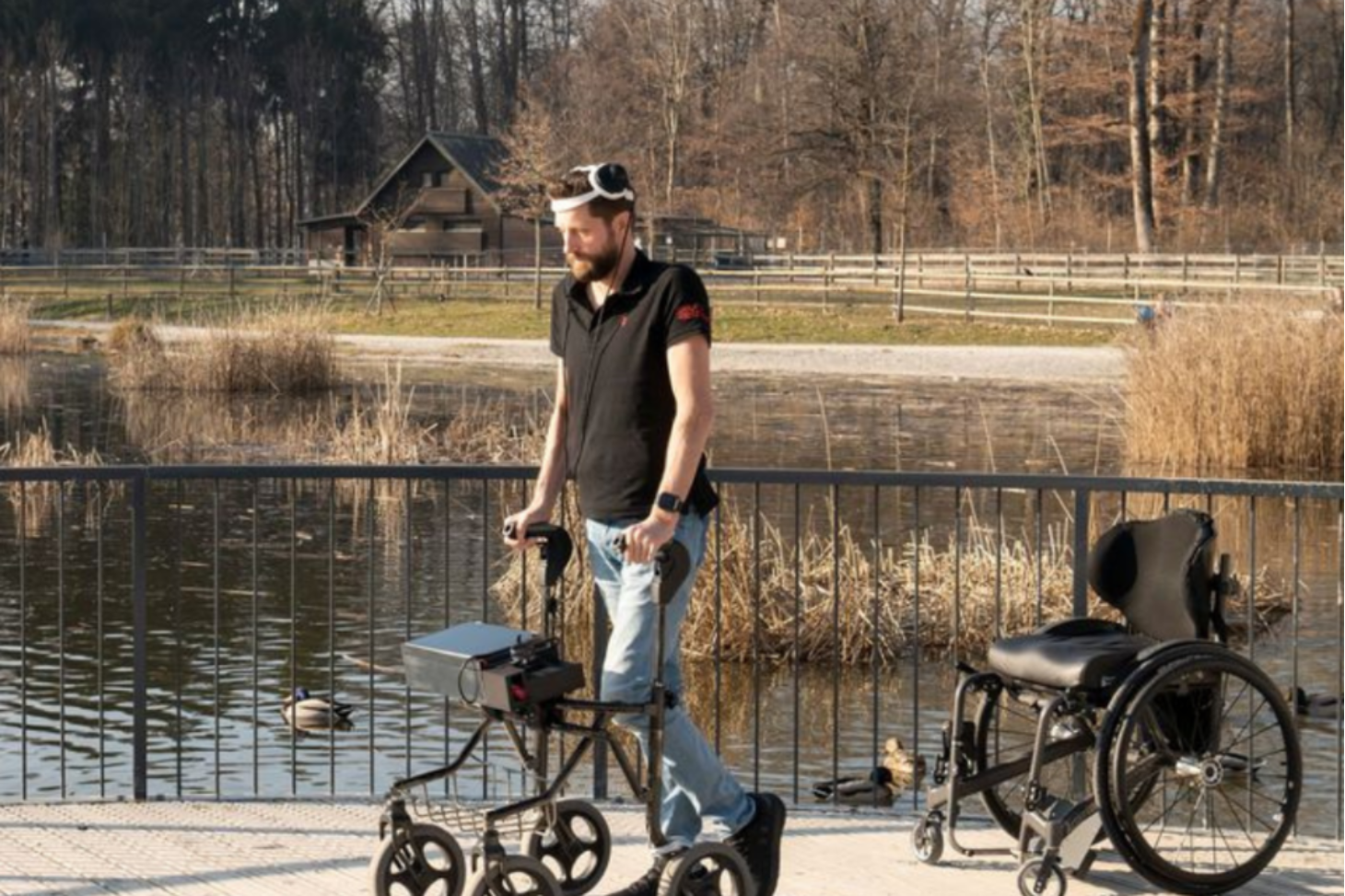 Des scientifiques du CEA, de l'UGA et du CHUGA ont participé à l’élaboration d’une technologie qui offre la possibilité aux personnes paraplégiques de remarcher. (©Gilles Weber / CHUV)