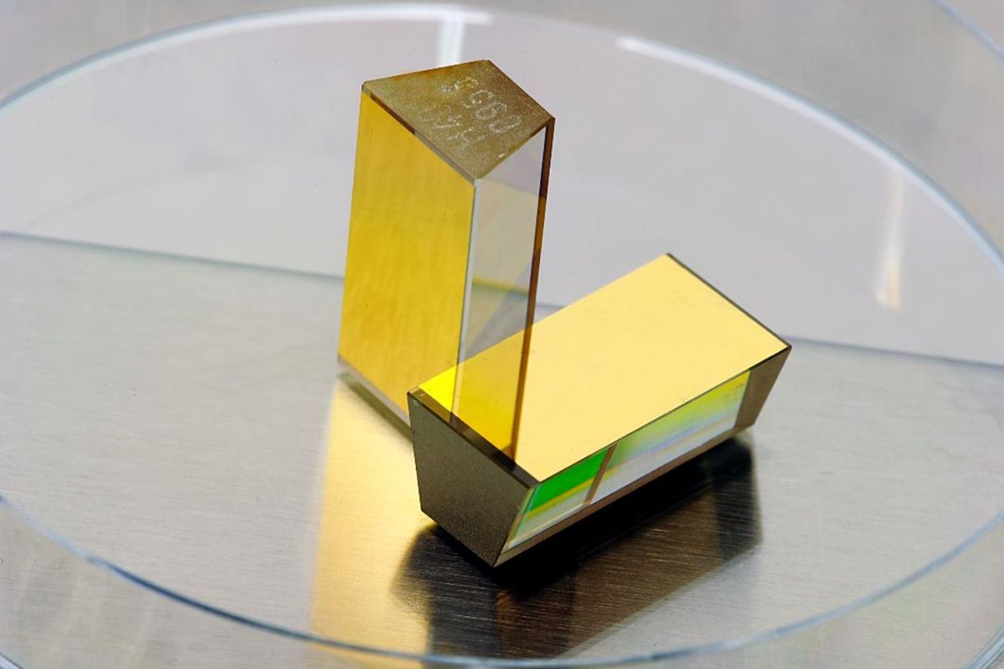 Deux biocapteurs : des prismes en verre à haut indice optique et couverts d'un film d'or nanométrique. © CEA