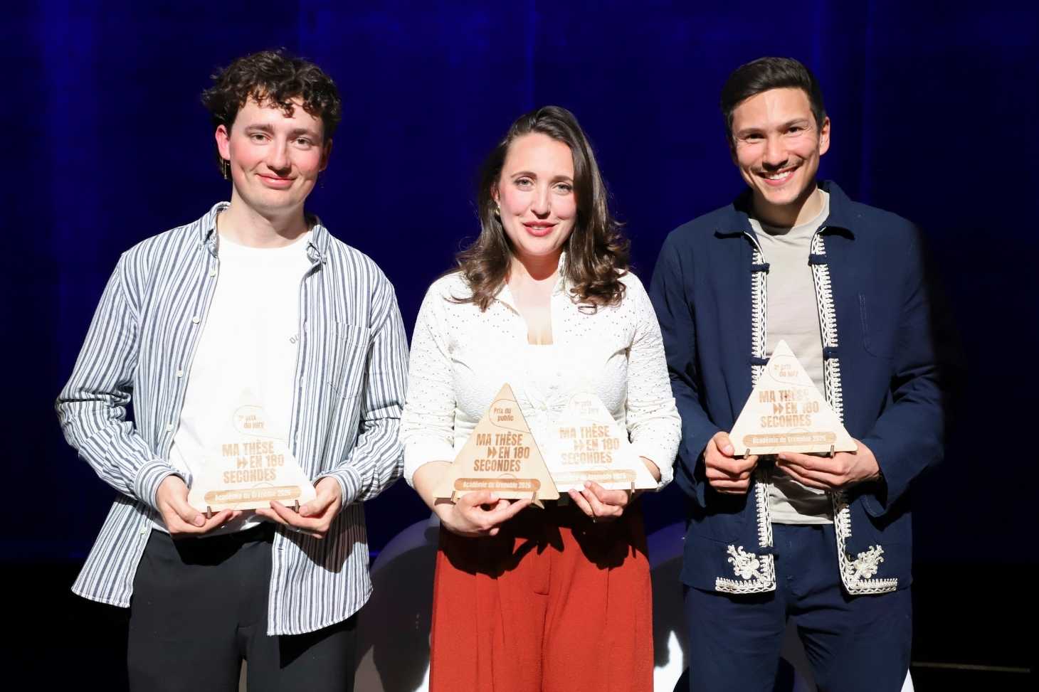 De gauche à droite - Alexandre Pellet, doctorant UGA, 3e prix du jury ; Stella Ville, doctorante UGA, 1er prix du jury et prix du public public ; et Nour Chiboub, doctorant USMB, 2e prix du jury © Direction de la communication UGA