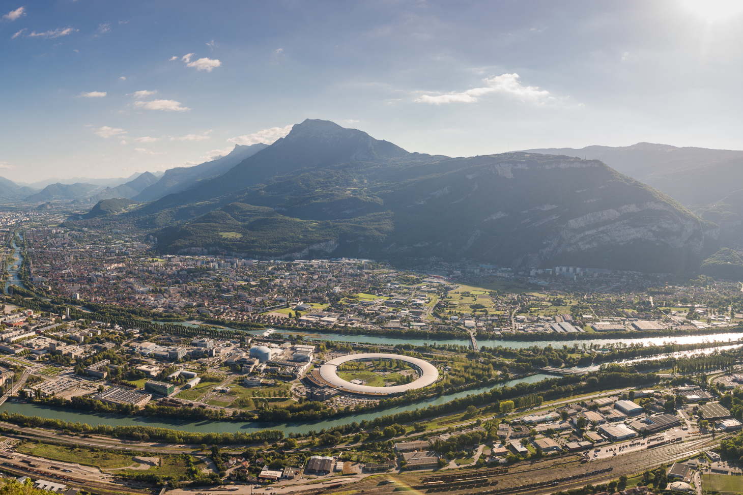 European Synchrotron Radiation Facility (ESRF) depuis le Neron © Pierre Jayet