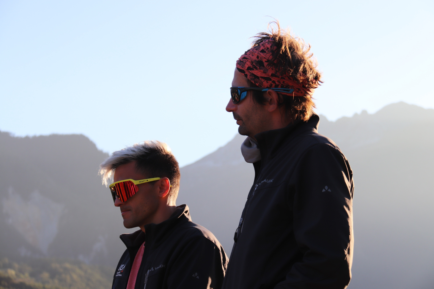Raphaël Lachello (à gauche) et Mikaël Chambru, enseignants-chercheurs en sciences humaines et sociales à l’Université Grenoble Alpes, sur un de leur terrain de recherche en Haute-Maurienne (Savoie) à l’automne dernier. ©Camille Geourjon