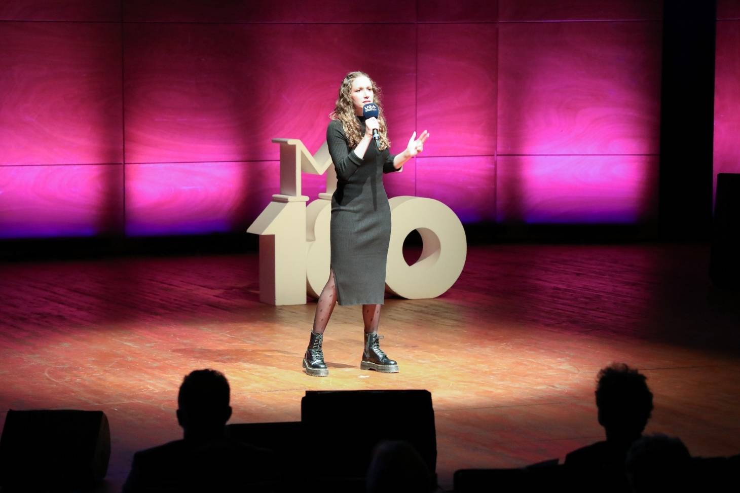 Charline Coudun sur la scène de l'auditorium de la MC2 pour la finale MT180 de l'académie de Grenoble