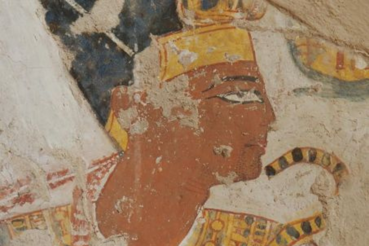 Portrait de Ramsès II dans la tombe de Nakhtamon (vers 1 200 avant notre ère). La coiffe, le collier ainsi que le sceptre royal ont été retouchés pendant sa création.  © LAMS-MAFTO, CNRS