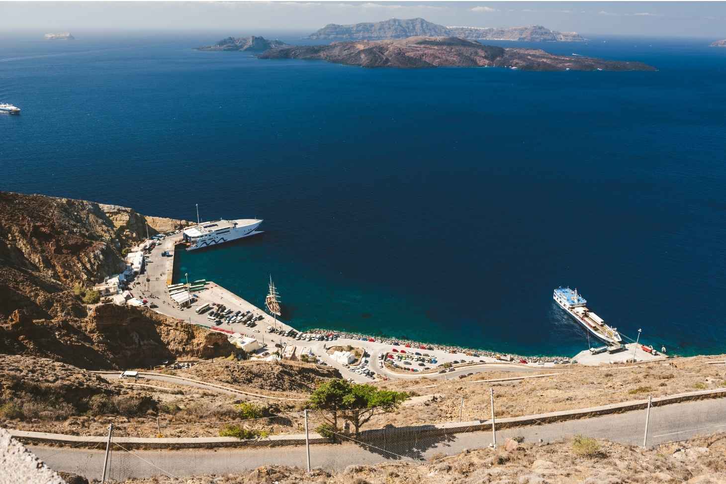 Panorama de Santorin au-dessus du port d'Athinios