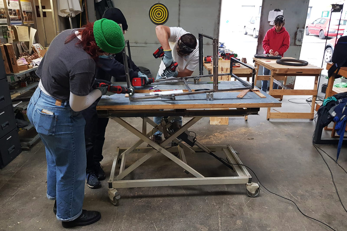 Les étudiantes et étudiants à l'oeuvre pour la fabrication de matériel de bivouac low tech.