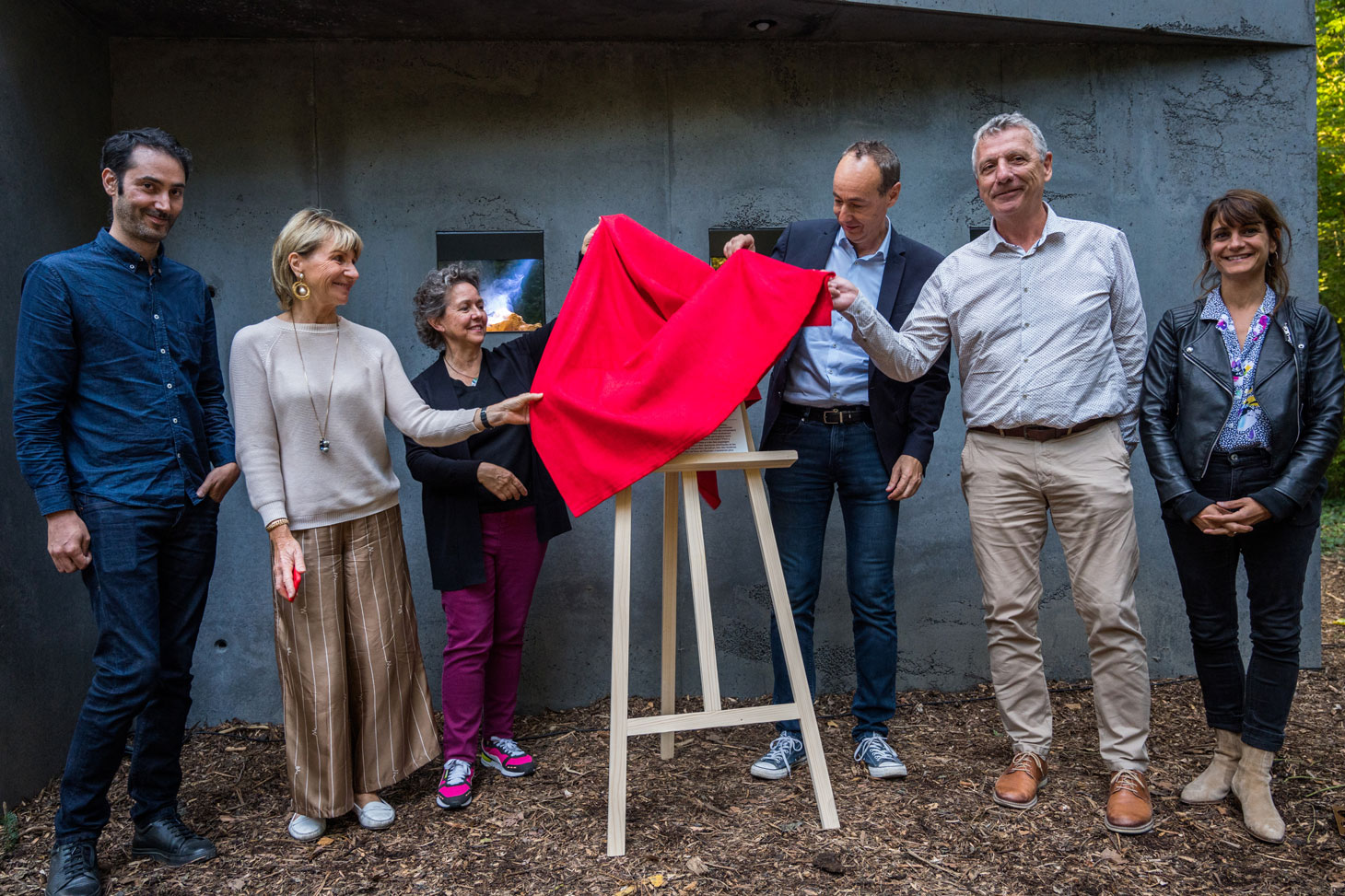 Dévoilement du cartel de l’œuvre d’art "Vestiges" par l’artiste et les partenaires du projet Dévoilement du cartel de l’œuvre d’art "Vestiges" par l’artiste et les partenaires du projet
