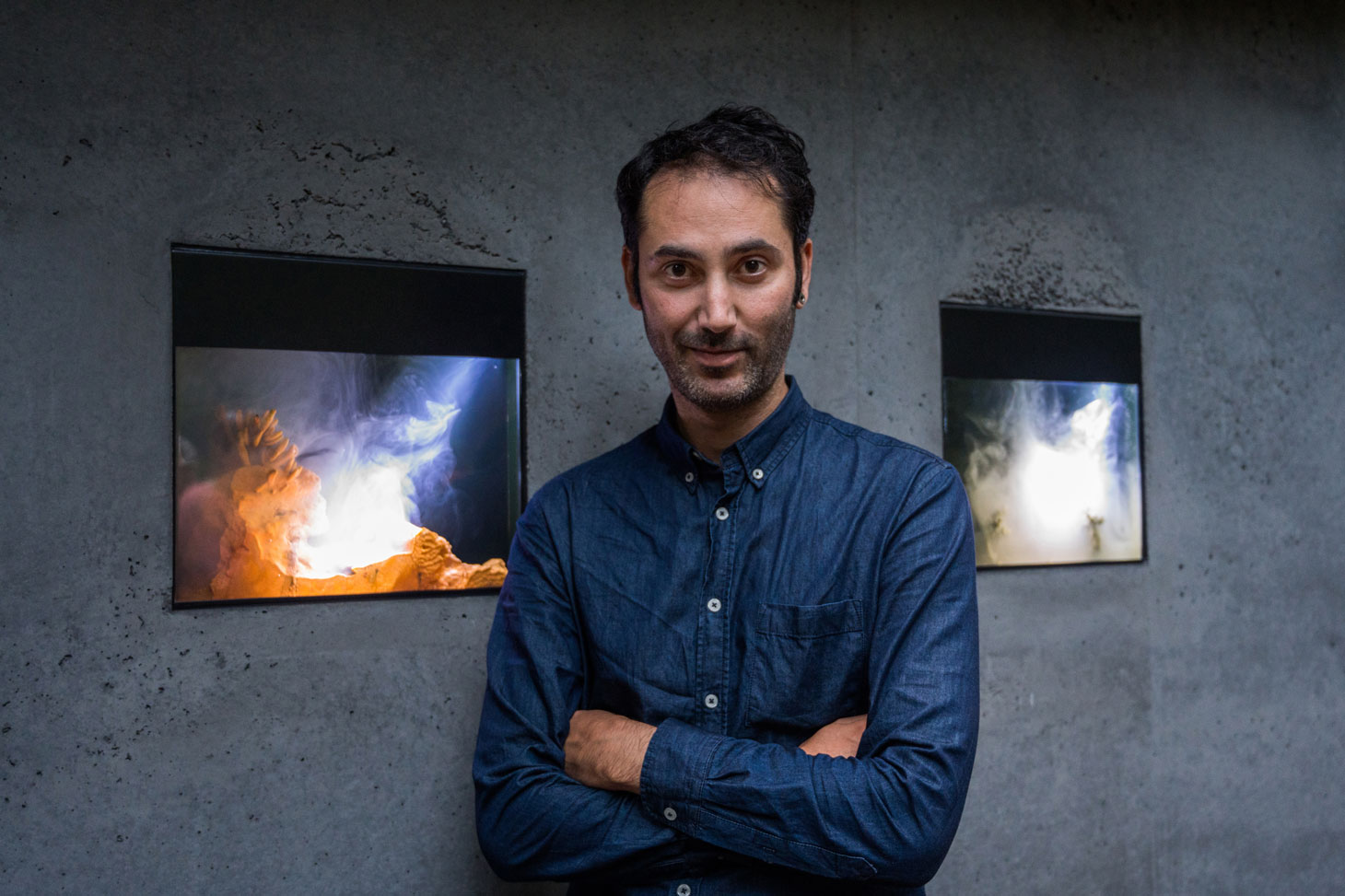 Hicham Berrada devant son œuvre d'art "Vestiges"