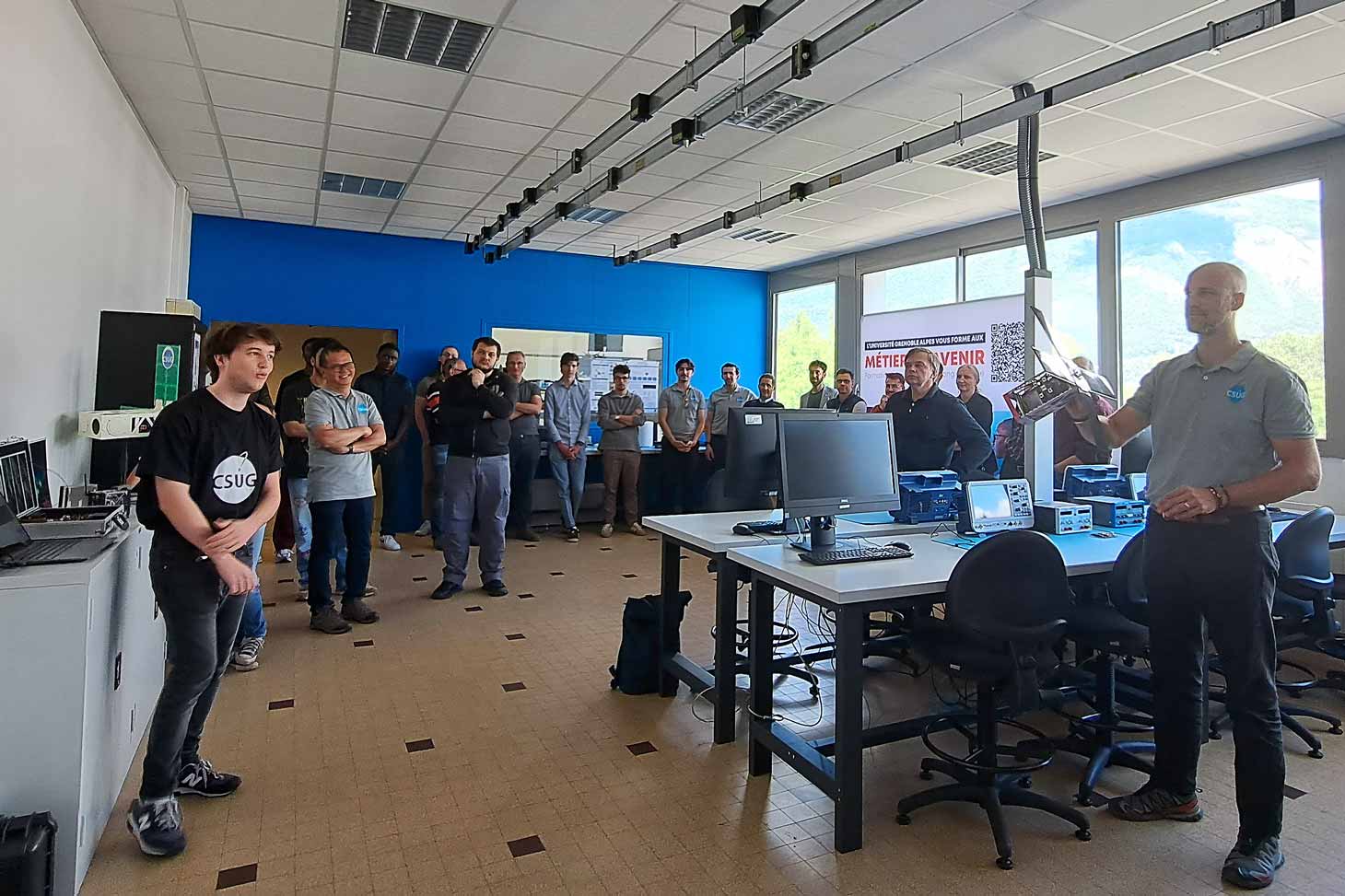 La salle PEPS, plateforme électronique pour le spatial