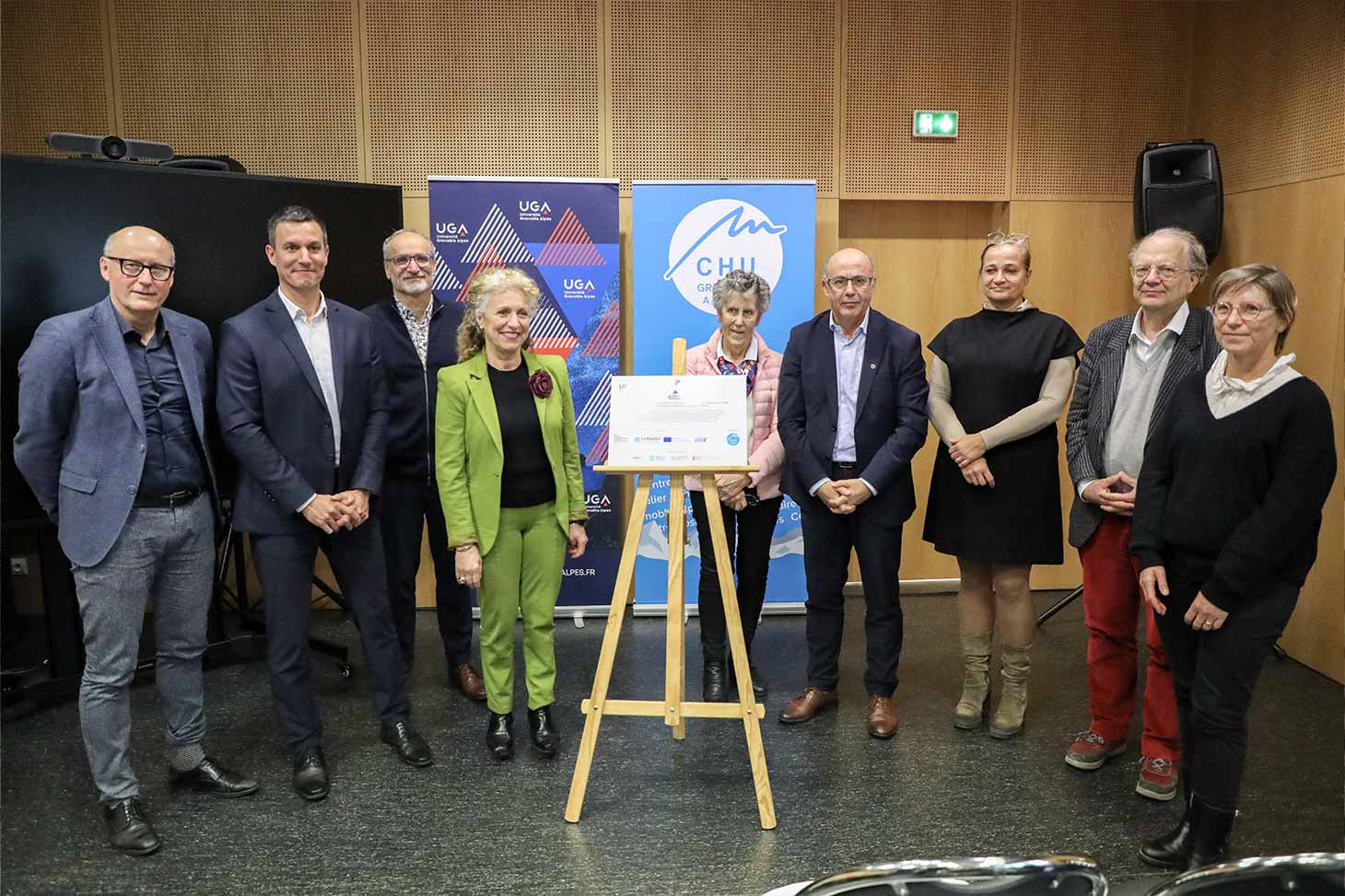 De gauche à droite : Pr P.Mossuz, coordinateur du pôle biologie et pathologie du CHU Grenoble Alpes, Pr B.Busser, C.Arnoult, directeur de l’IAB, M. Sorrentino, directrice générale du CHU Grenoble Alpes, C.Bolze, Conseillère régionale AURA, Pr Y.Lakhnech, président de l’UGA, A.Astier, déléguée régionale académique adjointe de la DRARI, B.Spindler, Maire de La Tronche, V.Equy, Vice-présidente de la CME du CHU Grenoble Alpes