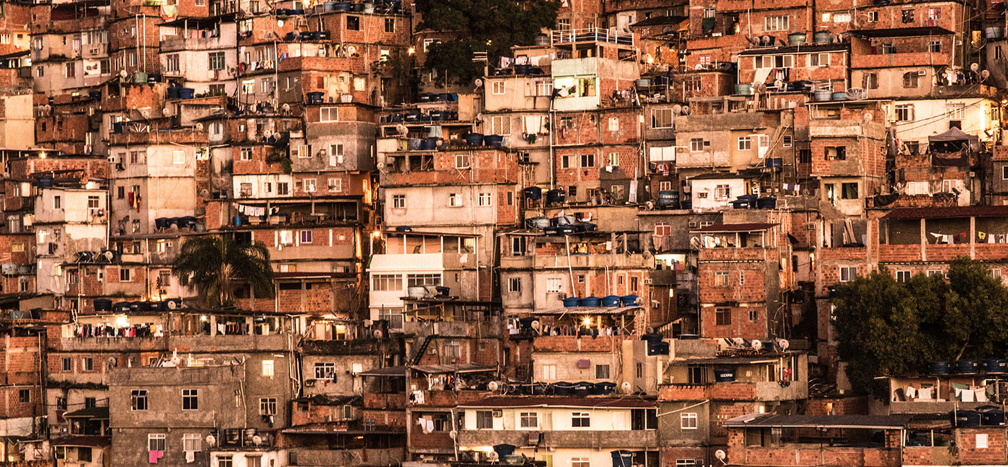 Favela à Rio. Faute de budget public, l’accès à la pratique sportive risque d’en souffrir cruellement. Chris Jones/Flickr, CC BY-NC Favela à Rio. Faute de budget public, l’accès à la pratique sportive risque d’en souffrir cruellement. Chris Jones/Flickr, CC BY-NC