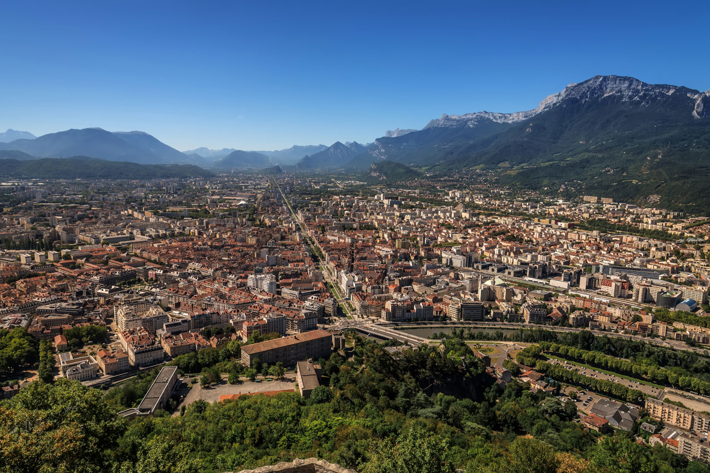 Vue aérienne de la ville de de Grenoble et de ses massifs montagneux