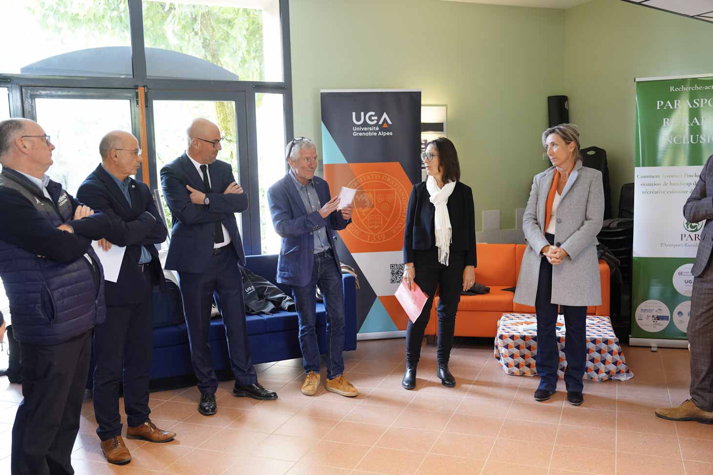 La vice-présidente de la Région Auvergne-Rhône Alpes Catherine Staron en visite au CERMOSEM accueillie par Yassine Lakhnech, le président de l'UGA, Frédéric Renoult, le directeur du lycée agricole Olivier de Serre et la directrice du laboratoire PACTE Lau