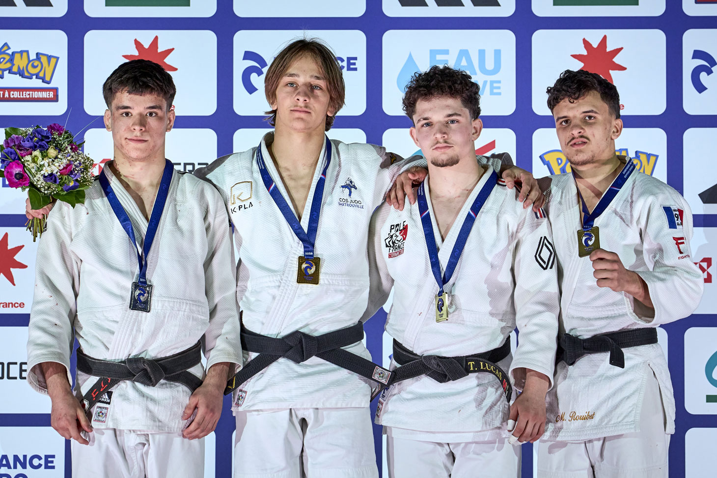 Gabriel Wojtal (deuxième en partant de la gauche) est champion de France junior 2026 de judo © France Judo - T. Albisetti